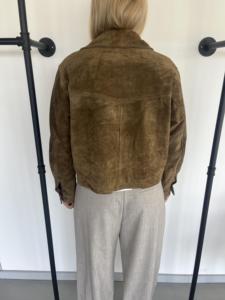 Chaqueta Bomber Casual de Mujer en Gamuza Marrón con Cremallera, Cuello Vuelto y Bolsillos de Parche, de Cuero Genuino Cómodo para Otoño - Product Image 2