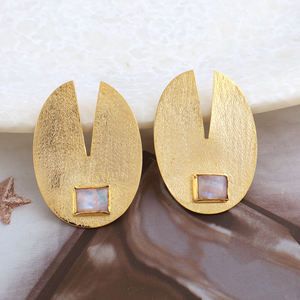 Boucle d'oreille en pierre de lune arc-en-ciel naturel design texturé boucle d'oreille arrière ovale pour les femmes boucles d'oreilles de déclaration de cocktail - Product Image 3