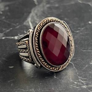 Anillo de Estilo Griego Vintage para Hombre, Hecho a Mano en Plata de Ley 925 con Baño de Oro de 18K, Piedra de Circonio Rosa Ovalada y Motivo de Columnas - Product Image 1