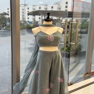 Ensemble Blouse et Palazzo VASTRA COTTAGE en Georgette Pure Peinte à la Main avec Dupatta, Bordure en Dentelle Moti, Vêtement Ethnique de Soirée pour Femmes - Product Image 1