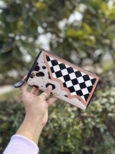 Estuche para Teléfono con Cartera de Cuero Tallado a Mano de Diseño Moderno, Elegante Cartera de Cuero Vacuno con Estampado de Cuadros para Mujer - Product Image 6