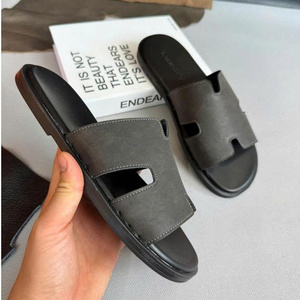 Sandalias de piel de vaca encerada para hombre con costuras duraderas, lujosos motivos impresos, suela de goma fina, ligera y suave - Product Image 2