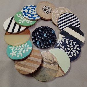 L'exportateur indien en gros propose un nouveau design classique de forme carrée en bois sous-verre ensemble de coussins en résine accessoires de décoration de table vente - Product Image 3