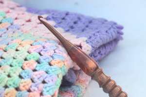 Crochet ergonomique en bois fait main pour tricoter la résine époxy Crochet personnalisé - Product Image 3