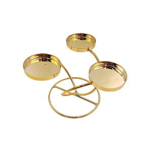 Support de bougie doré brillant à 3 têtes exquis Support de bougie au design unique pour décoration multi-événements disponible en bas quantité minimale de commande - Product Image 1