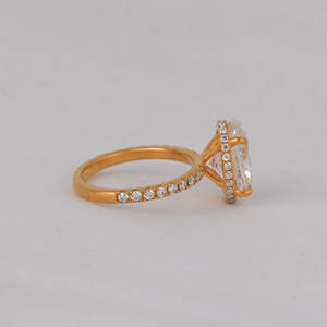 Anillo de compromiso de diamante cultivado en laboratorio de corte ovalado con brillo glamoroso en anillo de regalo de compromiso chapado en oro amarillo de 18 quilates - Product Image 5