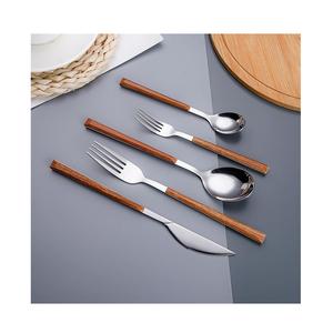 Ensemble de couverts en acier inoxydable forgé avec manche en bois, conçu pour une fiabilité supérieure, confort, équilibre et une expérience culinaire élégante. - Product Image 3