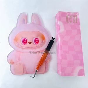 Nouvelle plaque à cils en acrylique durable de qualité supérieure Labubu Doll avec aimant pour extensions de cils, pinces à cils, plaques à cils personnalisées disponibles - Product Image 1