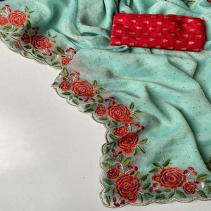 Sari VASTRA COTTAGE de georgette de satén puro con bordado de motivos en toda la prenda, hermoso borde de encaje y blusa Bandhani en contraste. - Product Image 2