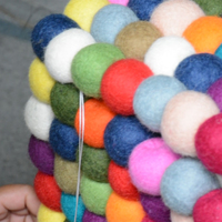 Pouf rectangulaire moderne en feutre de laine écologique, cousu à la main, 17*17 pouces, multicolore, pour la décoration intérieure/extérieure