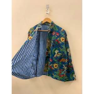 Chaqueta Estampada de Terciopelo Azul Cobalto Sostenible Talla Grande/XL, Ropa de Verano Jungle Court's con Motivos Botánicos de Monos, Teñida y Procesada - Product Image 5