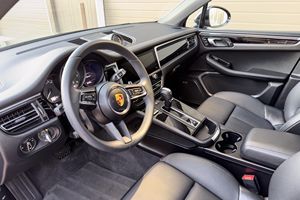 Vehículo con Volante a la Izquierda a Precio Accesible |   CONDUCCIÓN DERECHA |   Porsche Macan 2022, 5900 millas, Turbo, 4 cilindros, tracción total - Product Image 4