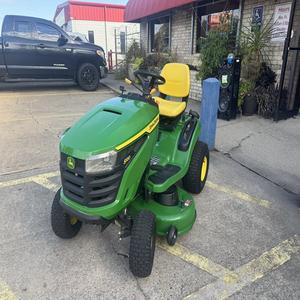Tracteur à gazon John Deeree S120 de qualité supérieure Achetez maintenant pour des résultats de coupe exceptionnels et une conception robuste et durable - Product Image 1