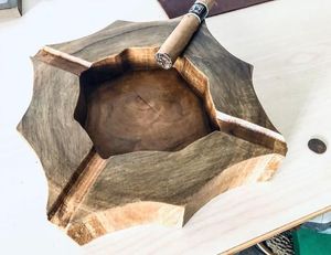 Cendrier en bois design avec finition lisse conçu pour les intérieurs de maison modernes et la présentation de table élégante - Product Image 4