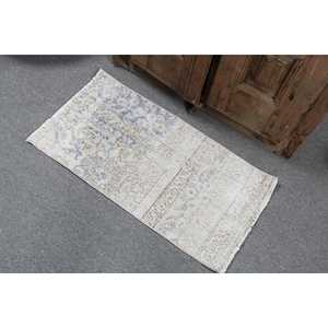 Petit tapis turc vintage de 1,4 x 2,8 pieds, tapis en laine blanc à pois - Product Image 4