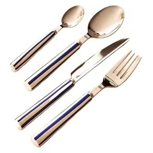 Couverts élégants en finition argentée avec des poignées au design unique pour une salle à manger contemporaine, vaisselle moderne et style de cuisine - Product Image 2