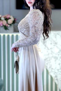 Robe de soirée vintage en satin à manches courtes ornée de motifs - Product Image 3
