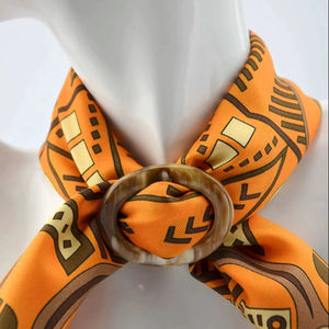 Anneau pour écharpe en corne de buffle avec polissage lisse, ajoutant une élégance douce et une tenue sécurisée à toute écharpe, de haute qualité - Product Image 1