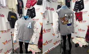 แจ็คเก็ตวาร์ซิตี้แฟชั่นแบบเรียบง่ายสำหรับทุกเพศ ขายส่ง รับปักโลโก้ตามสั่ง แจ็คเก็ตบอมเบอร์ผ้าซาตินสีดำ ลายปะติด ปกตั้ง - Product Image 5