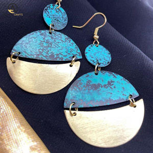 Pendientes de metal de diseñador de moda con accesorios de moda de mujer de tamaño personalizado en joyeros de madera - Product Image 1