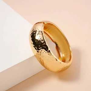 Brazalete de Latón Chapado en Oro con Hebilla Abierta, Textura Geométrica Irregular con Arrugas, para Mujer, Regalo de Boda, Joyería de Boutique - Product Image 1