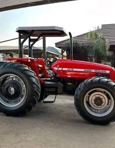 Tractor Agrícola 4x4 con Cabina, Neumáticos Grandes para Trabajo en Campo - Product Image 1