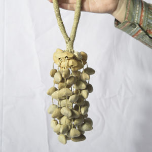 SOLOBEAT Sonajero Colgante Ecológico Hecho a Mano con Material de Granos y Vainas de Semillas / Accesorio de Percusión Natural - Product Image 1