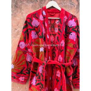 Vente en gros Peignoir indien en coton Suzani brodé à fleurs à la main Peignoir unisexe Kimono en velours Robe longue style Boho grande taille - Product Image 5