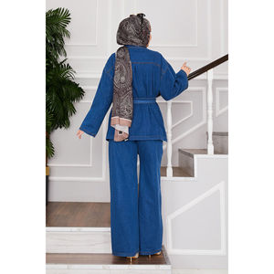 Traje de Chaqueta y Pantalones de Mezclilla Azul con Cinturón Decorativo - Product Image 5