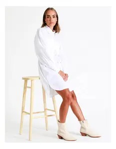 独特的外观高低棉衬衫连衣裙，白色领口，腰部有腰带