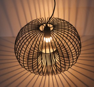 Luz colgante de metal industrial de tamaño medio con jaula de hierro negra de calidad superior para instalación fácil en el techo de la cocina - Product Image 5