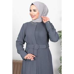Vestido Hijab Plisado con Cuello Apedreado, Color Humo - Product Image 3