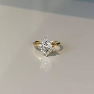 Bague de fiançailles Moissanite Marquise néerlandaise de 2.5 carats avec réglage à six griffes et bande lisse de 1.8mm au design Art déco intemporel - Product Image 1