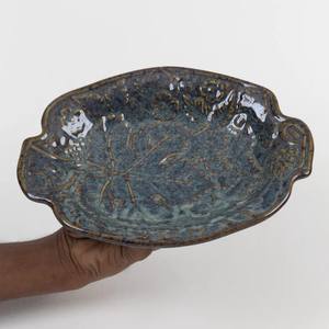 Bol de service décoratif en grès fait main avec texture de feuille inspirée de la nature et finition rustique, plat en céramique avec poignées latérales - Product Image 2