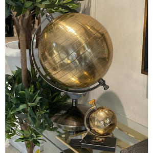 Escultura de globo de aluminio sólido de alta calidad con acabado dorado Diseño antiguo para centro de mesa Venta de metal - Product Image 4