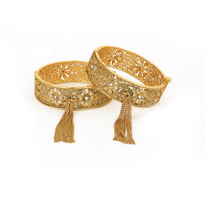 Mayorista y Fabricante de Brazaletes Abiertos de Diseño Floral Antiguo de 2 Piezas con Baño de Oro 205957 - Product Image 1