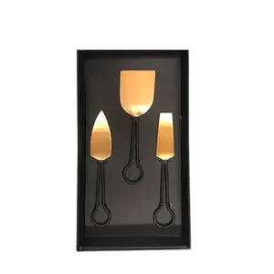 Mango negro con esparcidor y rebanador de queso de color dorado Juego de cubiertos de acero inoxidable Mano Olvidar PVD Caja personalizada dorada Artículo de regalo - Product Image 1