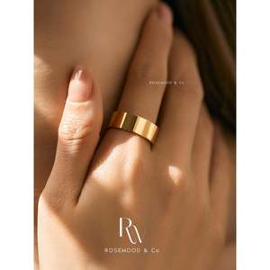 Anello in Oro 18K con Strass, Fascia da 7mm Anti-ossidazione, Impermeabile, con Intarsio da 4mm, Elegante Anello da 7mm, Regalo per Lei - Product Image 2