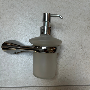 Dispensador Hecho de Vidrio Esmerilado y Metal Cromado Pulido que Combina un Diseño Elegante y una Funcionalidad Duradera - Product Image 2