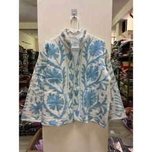 Veste en coton brodée Suzani faite à la main, motif floral artisanal, ouverte sur le devant - Product Image 1