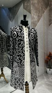 TRENDY---ELEGANT BRODERIE LOURDE SUR VESTE EN VELOURS, KURTA & PANTALON & AUSSI CHAUSSURE CORRESPONDANTE AVEC ROBE pour FÊTE/MARIAGE @ 2023 - Product Image 2