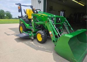Tractor de Ruedas John Deere 120R Verde 4x4 Multifuncional para Uso Agrícola - Product Image 3