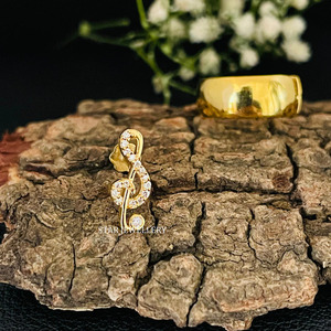 Pendiente de nota musical de diamante natural de oro macizo de 14K. - Product Image 1