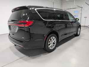 Interior Elegante, Conducción Suave, Chrysler Pacifica Touring L AWD 2024, Minivan - Product Image 4