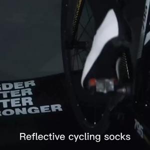 Vente en gros de chaussettes de sport de compression personnalisées Style équipage tricoté avec logo inférieur Position pour la course à pied Cyclisme Basketball Randonnée - Product Image 6
