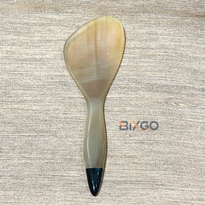 Una cuchara para servir arroz Premium hecha de cuerno de búfalo, hecha a mano en Vietnam - Product Image 2