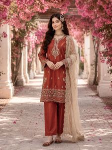 Ensemble prêt-à-porter en soie Gmy avec broderie et travail de sequins de la marque Designer Jari, comprenant un haut, un pantalon palazzo et un dupatta, entièrement cousu. - Product Image 5
