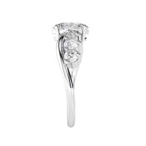 Anillo de compromiso de diamante de corte ovalado con acentos para mujer - Product Image 2