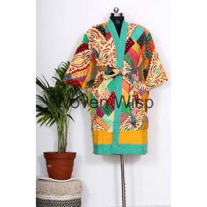 Manteau de couette Kantha fait à la main vintage indien fin coton rempli longue veste d'hiver avant ouvert Kantha court Style Kimono - Product Image 1