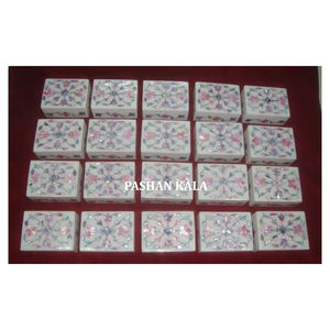 Boîtes à bijoux en marbre blanc pur de conception artisanale avec incrustations de nacre pour la décoration de la maison et les cadeaux d'entreprise - Product Image 1